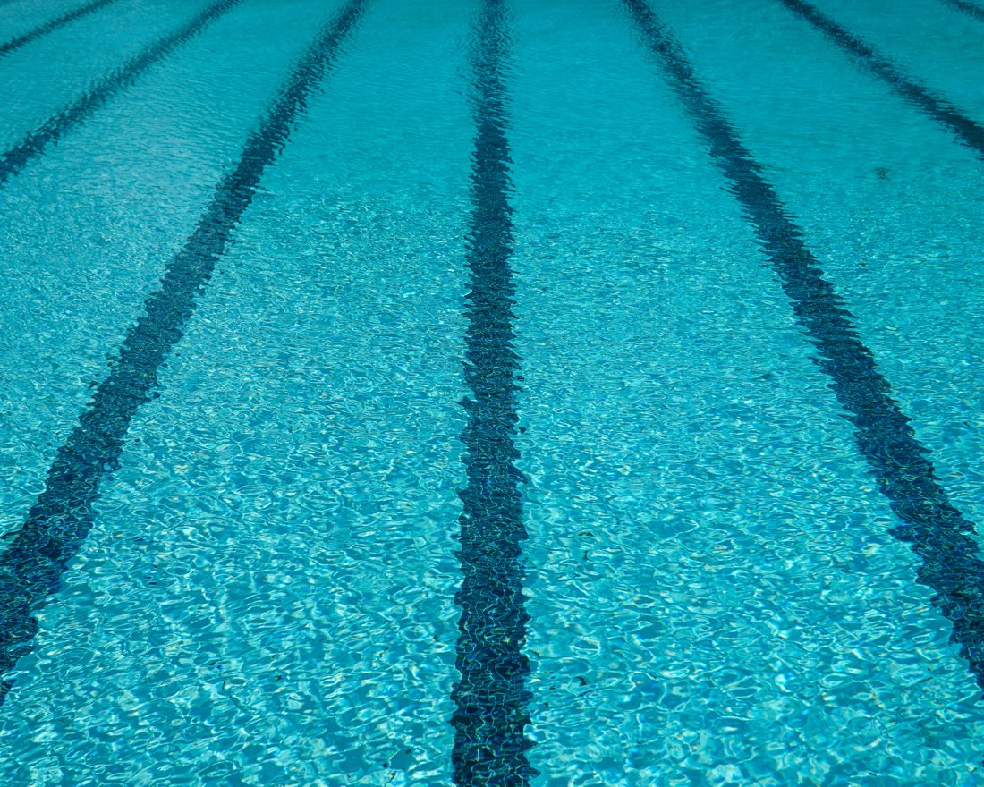 Agua limpia de una piscina bien mantenida